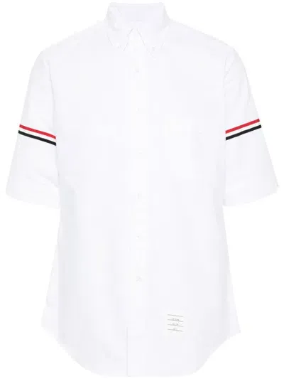 Thom Browne Classic Fit Short Sleeve Shirt W/ Rwb Armbands In Oxford In White