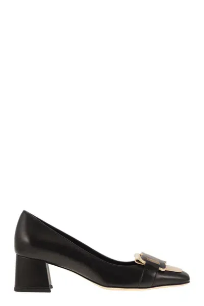 Tod's Leather Pumps With Chain In Black