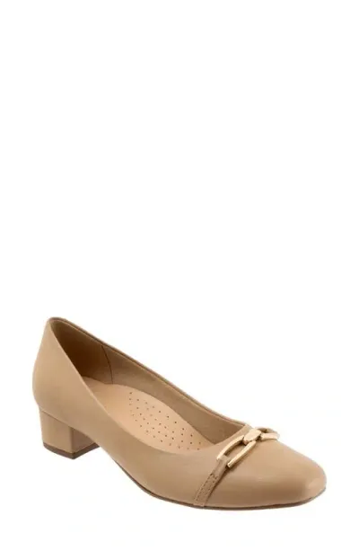 Trotters Dakota Pump In Beige