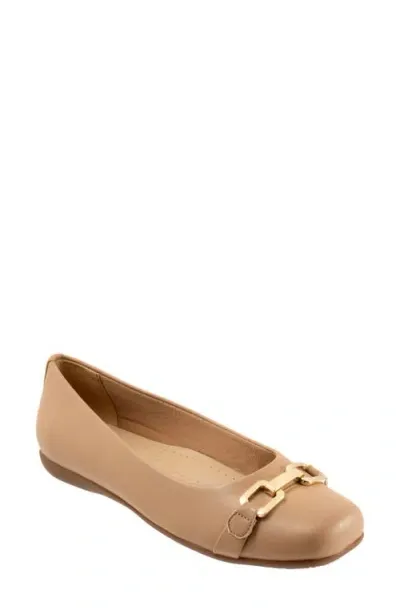 Trotters Sadie Flat In Beige