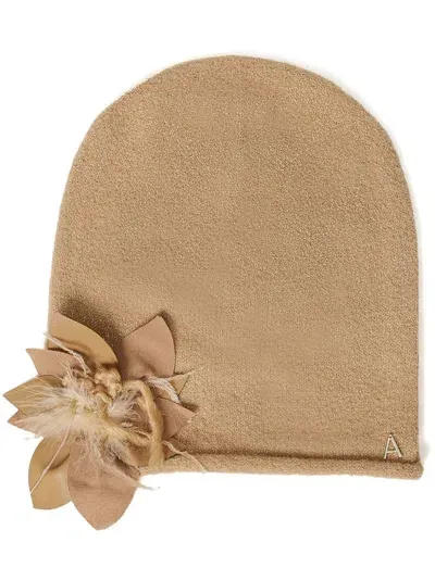 Twinset Beanie Mit Floraler Brosche In Nude