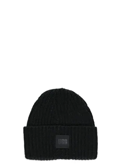 Ugg Logo Patch Chunky Ribbed Beanie In Black