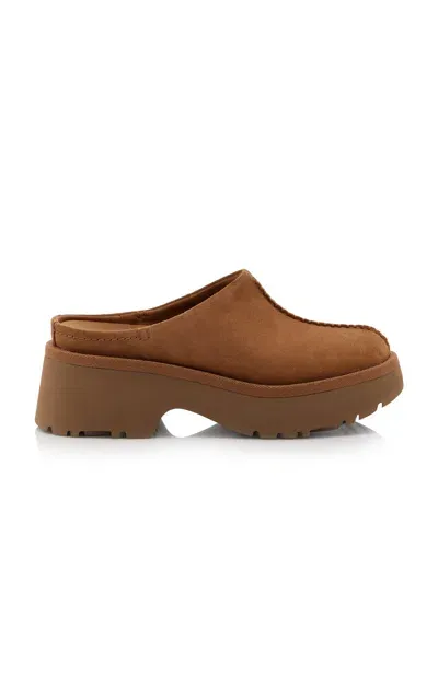 Ugg New Heights Suede Clogs In Tan