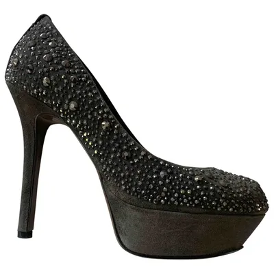 Pre-owned Lola Cruz Heels In Grey