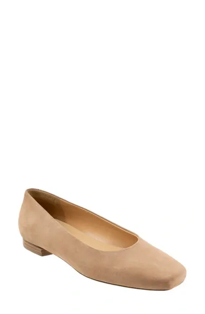 Trotters Honor Flat In Taupe Nubuck