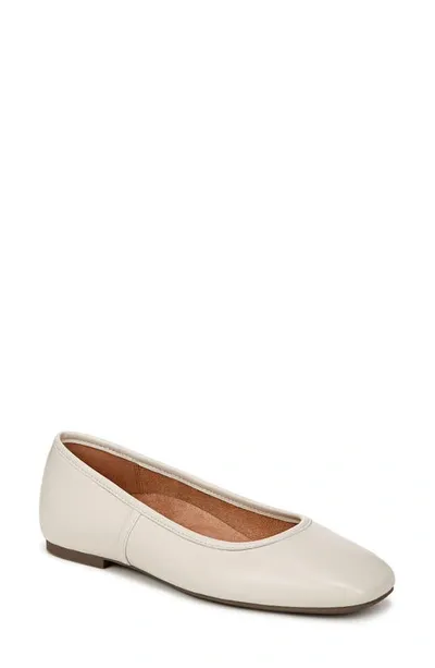 Vionic Orinda Square Toe Flat In Cream