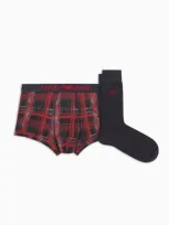 Emporio Armani Geschenkbox Bestehend Aus Eng Anliegender Boxershorts Und Socken Mit Festlichem Muster In Red